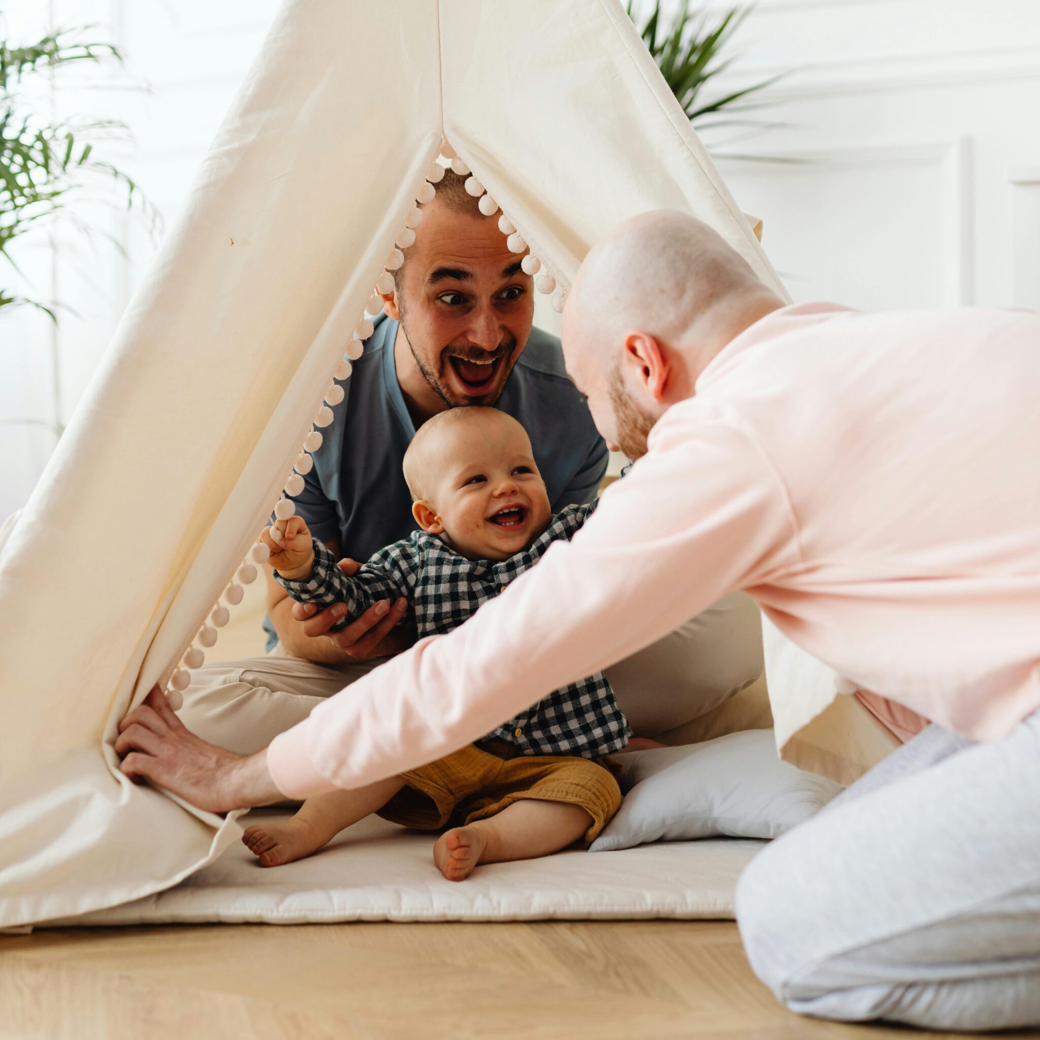 Regenbogenfamilie – zwei Väter mit Baby